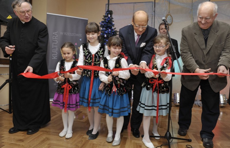 Prezydent i mieszkańcy uroczyście otwierają nowy dom kultury